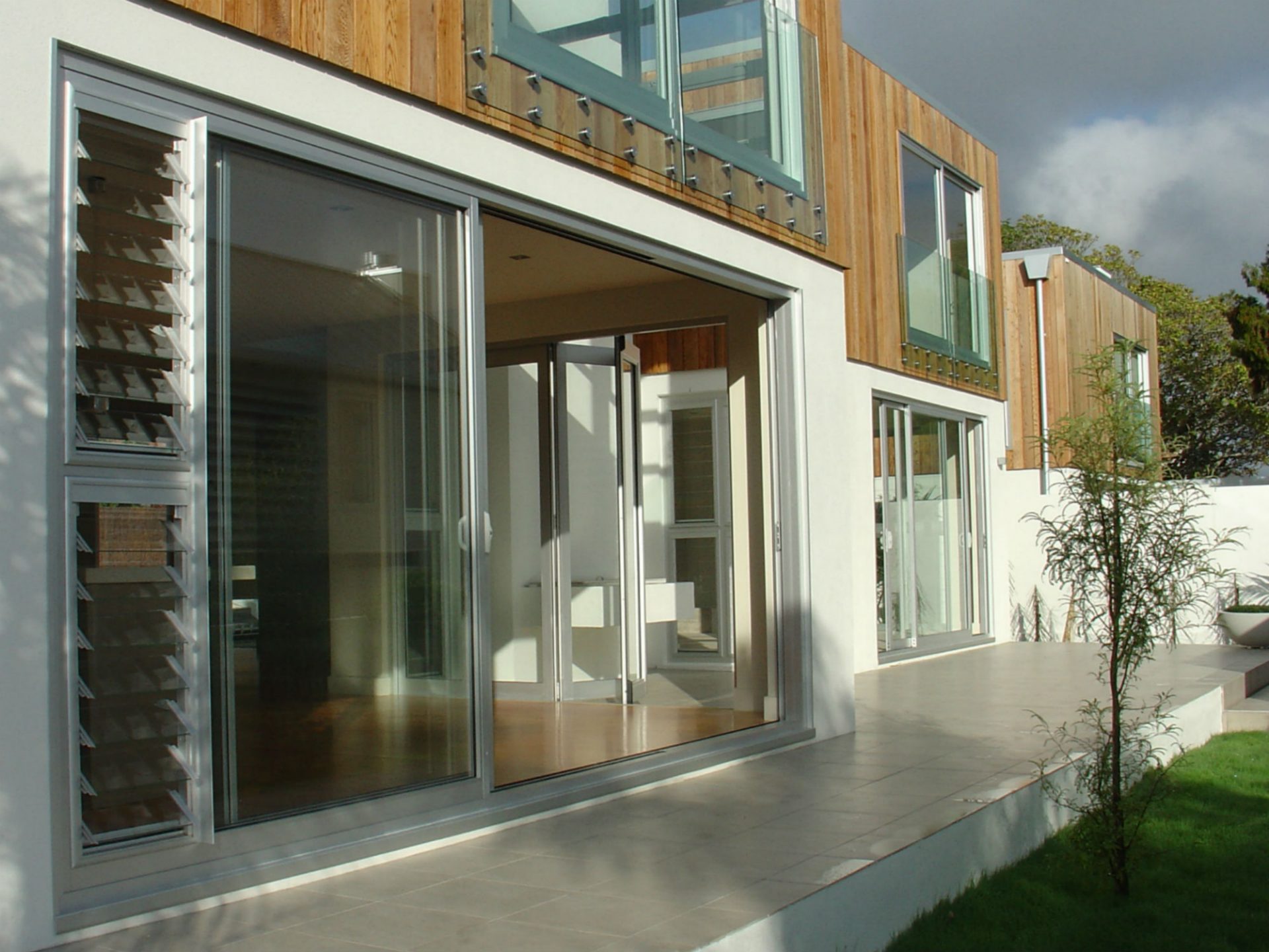 теплое остекление фасадов. теплое остекление фасадов. безрамное остекление шуко. структурное остекление шуко. остекленный балкон.